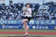 ロッテの始球式に登場したタレントの新谷姫加さん。写真：球団提供
