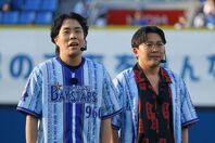 DeNAのセレモニアルピッチに登場した令和ロマンのくるまとオズワルドの伊藤。写真：萩原孝弘