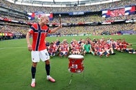 ノルウェー代表の勝利の太鼓を響かせるバイキング・ロー(C)Getty Images