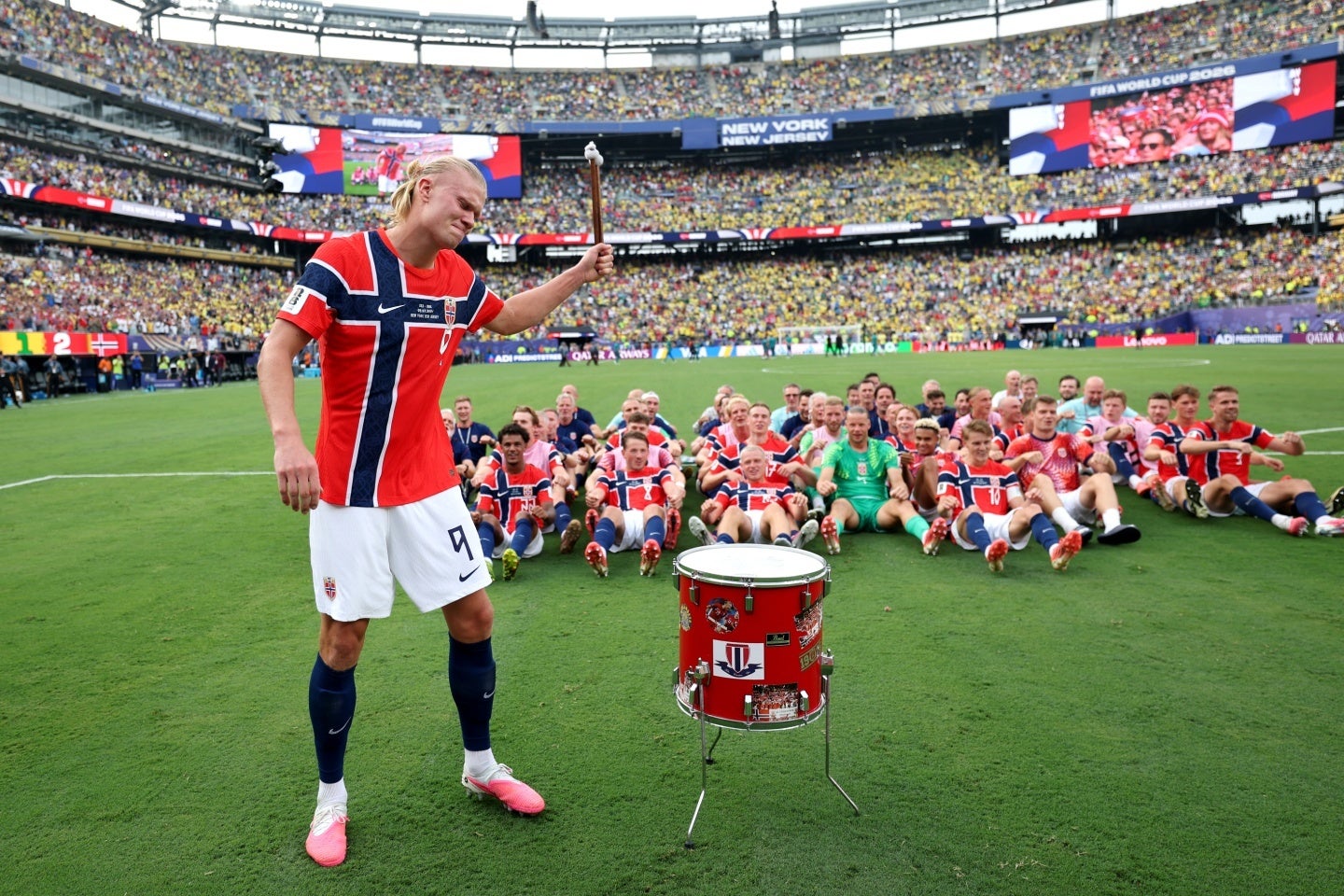 ノルウェー代表の勝利の太鼓を響かせるバイキング・ロー(C)Getty Images