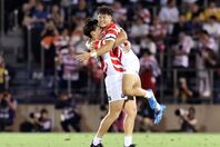 イタリア戦でスタンドオフとしてチームを牽引した伊藤（左）。(C) Getty Images