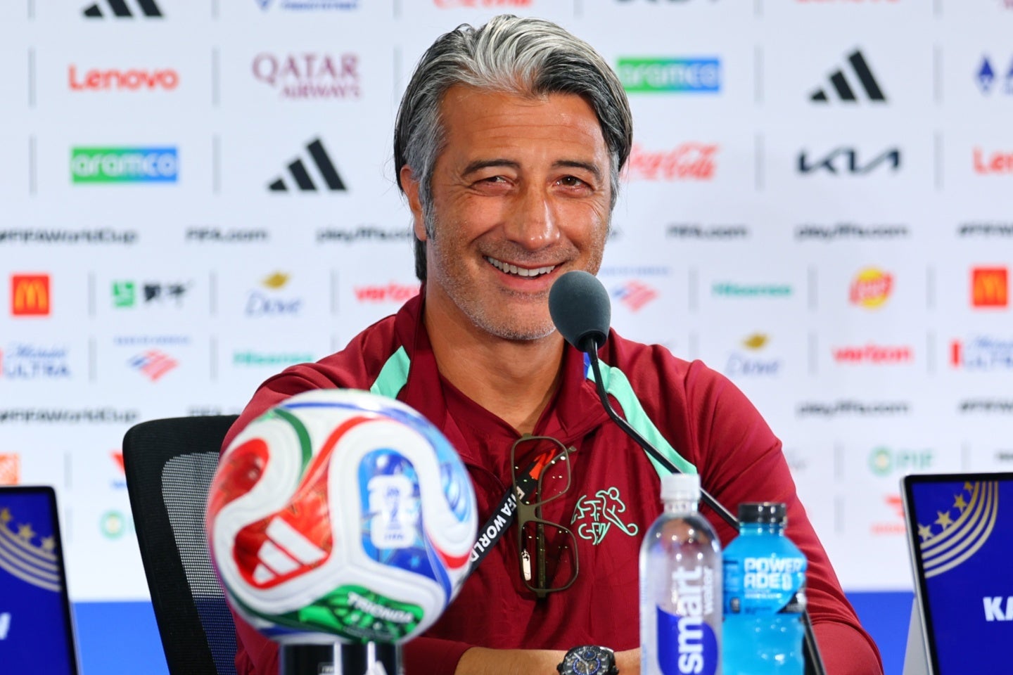 スイス代表のヤキン監督。日本のお笑い芸人に激似だと話題になっている。(C)Getty Images