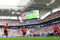 イングランド対ノルウェーの一戦は２-１で前者が逆転勝利。しかし、同点弾の際、ゴールキックのボールが上空カメラのワイヤーに当たったとの報道が一気に出た。(C)Getty Images