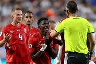 アルゼンチン戦の72分に２枚目のイエローカードを提示されたスイスのエムボロ（中央）。(C)Getty Images