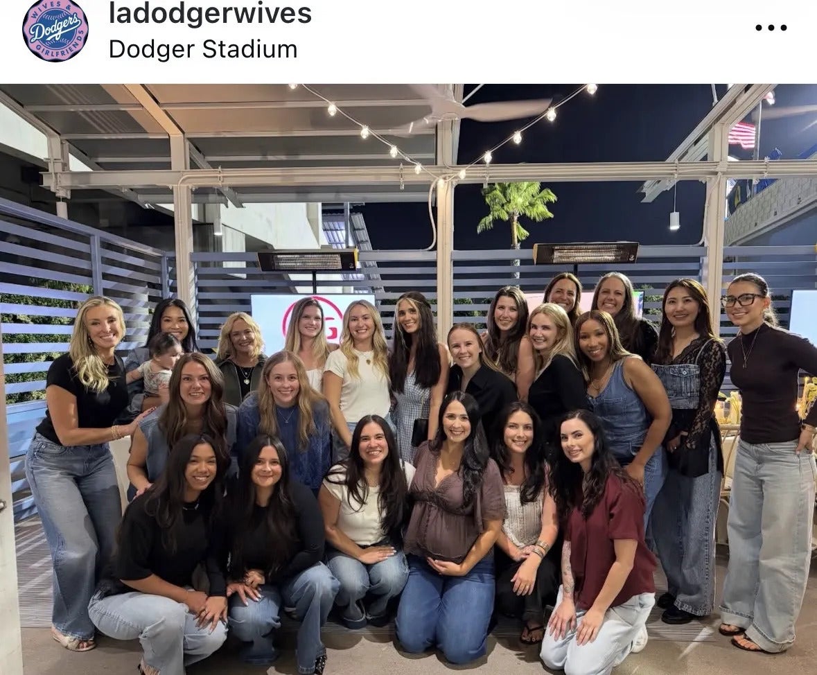 ディナーショットをアップしたドジャースの奥さま会。写真：公式インスタグラム投稿（＠ ladodgerwives）