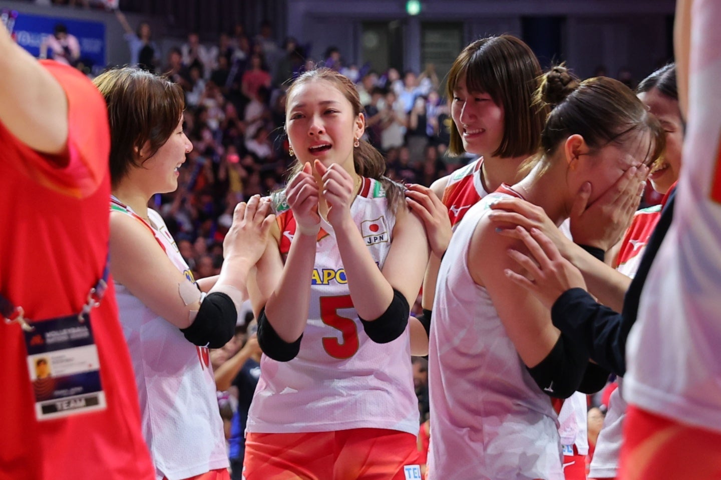 試合後、涙を流す佐藤（５番）。手前の関は涙が止まらず顔を覆った。写真：梅月智史（THE DIGEST写真部）