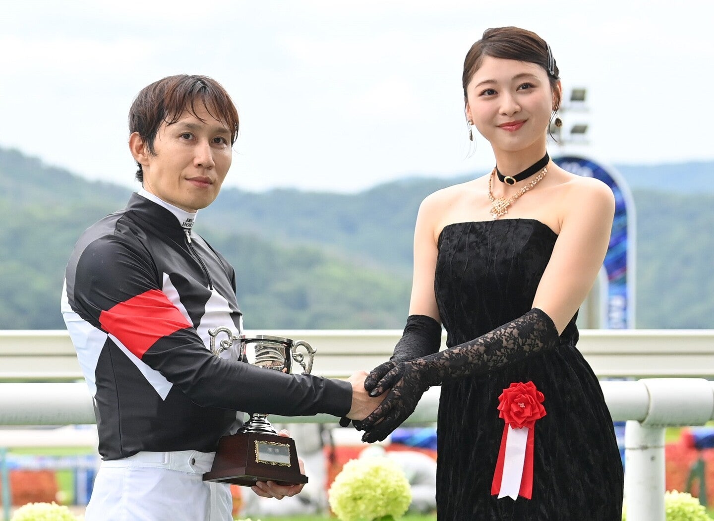 七夕賞のプレゼンターを務めた元日向坂46メンバーの富田鈴花（右）さん。写真：産経新聞社
