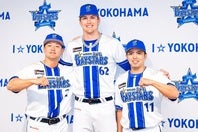 DeNAからオールスターに選出されたのは、牧秀悟（左）、東克樹（右）、レイノルズ（中央）の３人。写真：萩原孝弘