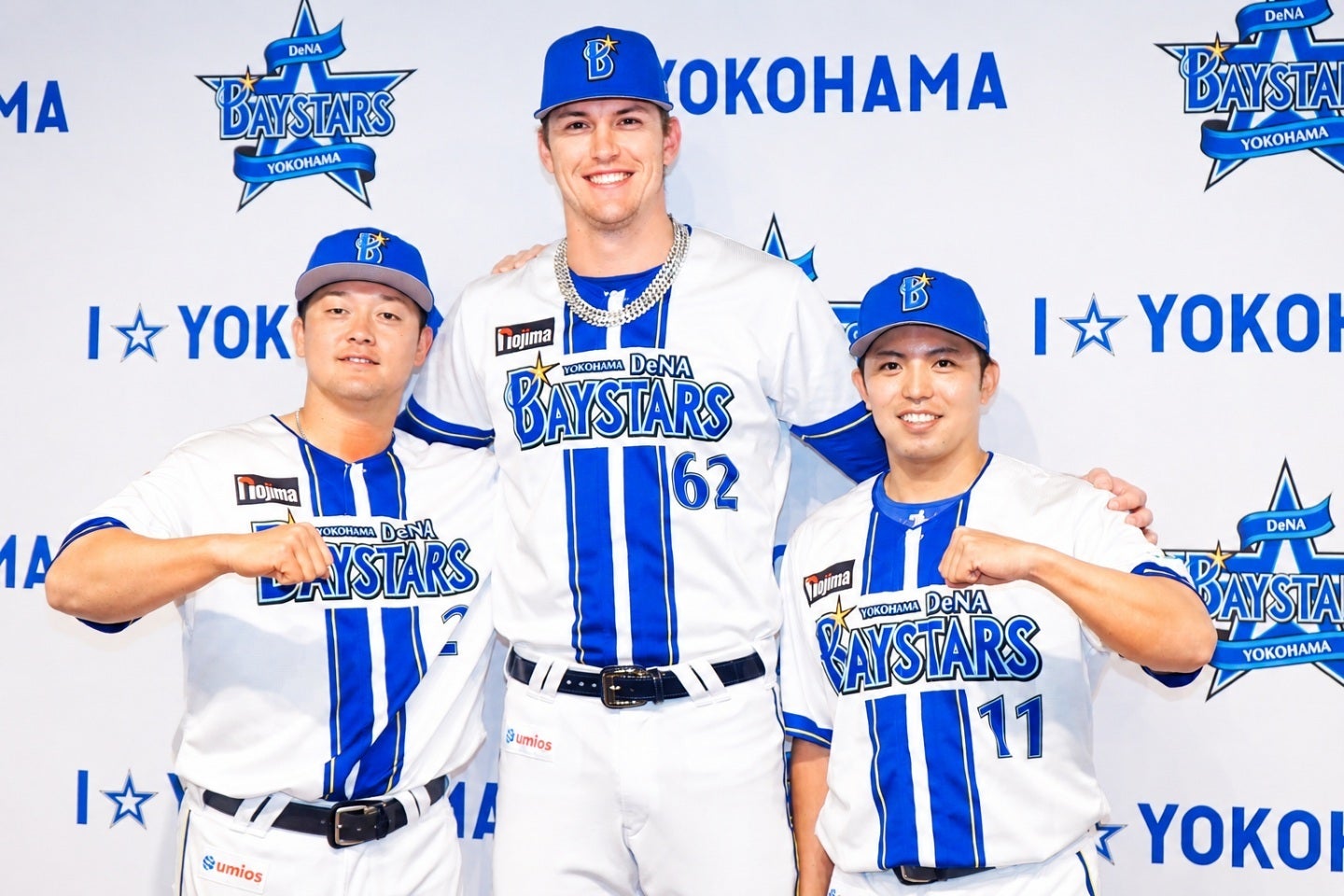 DeNAからオールスターに選出されたのは、牧秀悟（左）、東克樹（右）、レイノルズ（中央）の３人。写真：萩原孝弘