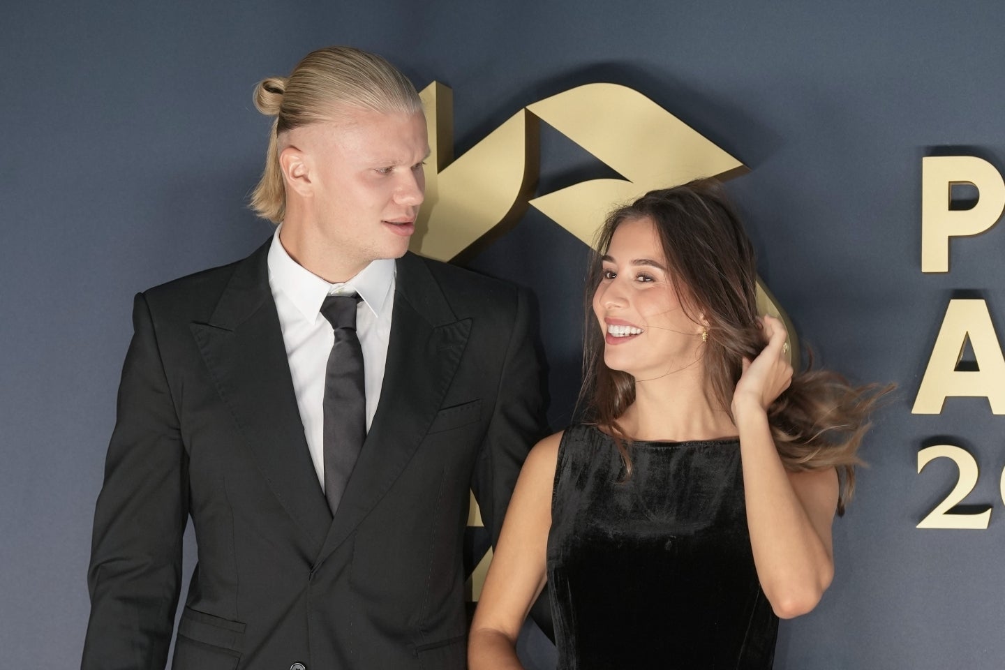 ノルウェー代表FWハーランドと恋人のイザベルさん。(C)Getty Images