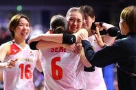サービスエースを決めた佐藤は涙を流し、関（６番）と抱き合う。写真：梅月智史（THE DIGEST写真部）
