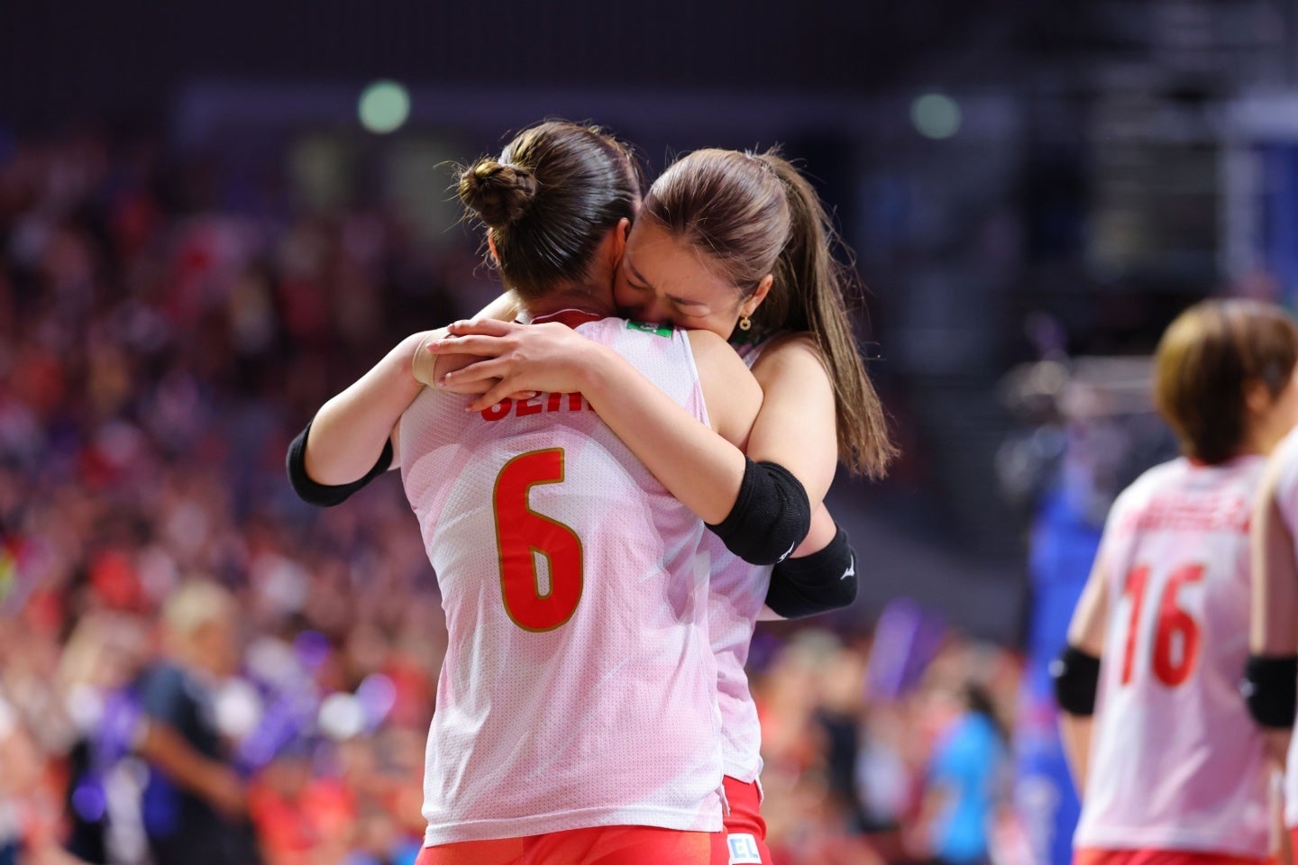 決勝R進出を決めた日本。佐藤は関（６番）とハグする。写真：梅月智史（THE DIGEST写真部）