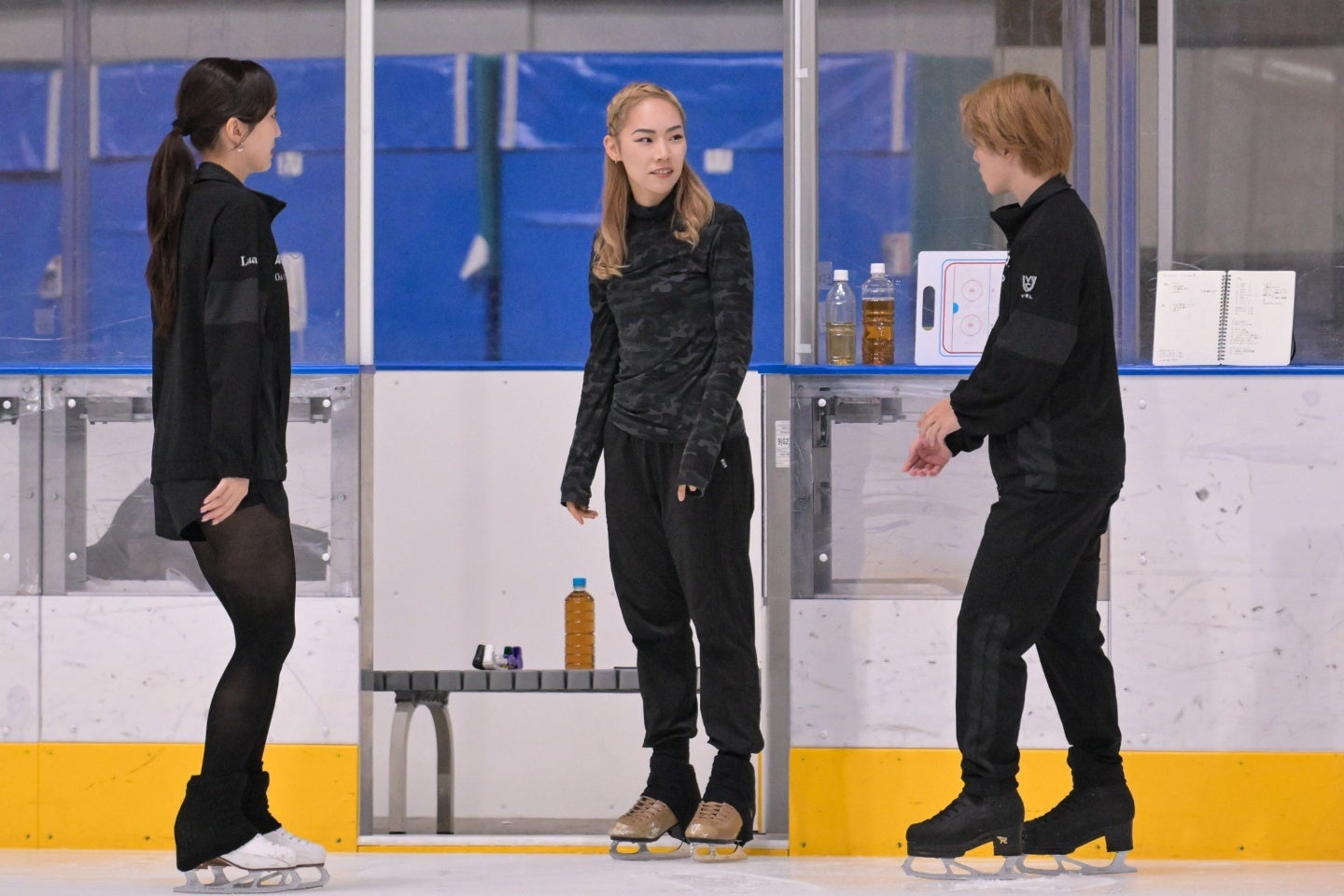 アイスダンス元日本代表の小松原美里（中央）さんが“しょまりん”カップルにアドバイスした。写真：鈴木颯太朗