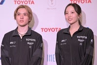 アイスダンス挑戦表明後、初の公開練習を終え囲み取材に応じた宇野昌磨（左）と本田真凜（右）。写真：鈴木颯太朗