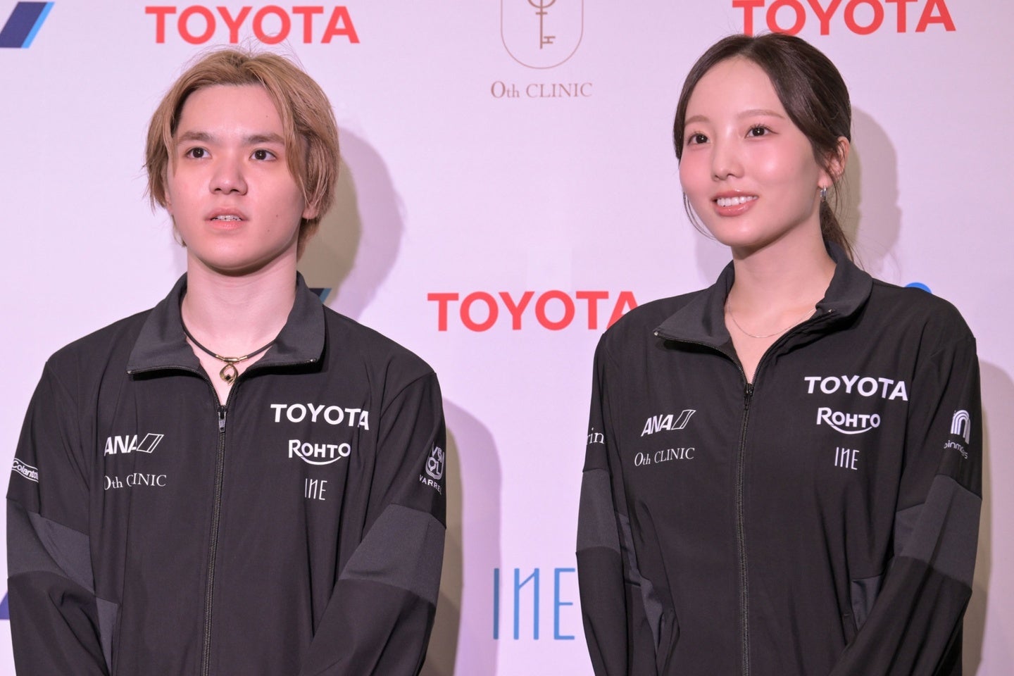アイスダンス挑戦表明後、初の公開練習を終え囲み取材に応じた宇野昌磨（左）と本田真凜（右）。写真：鈴木颯太朗