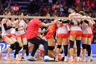 日本の逆転勝利の瞬間、指揮官とチームメイトはコートに駆け寄った。写真：梅月智史（THE DIGEST写真部）