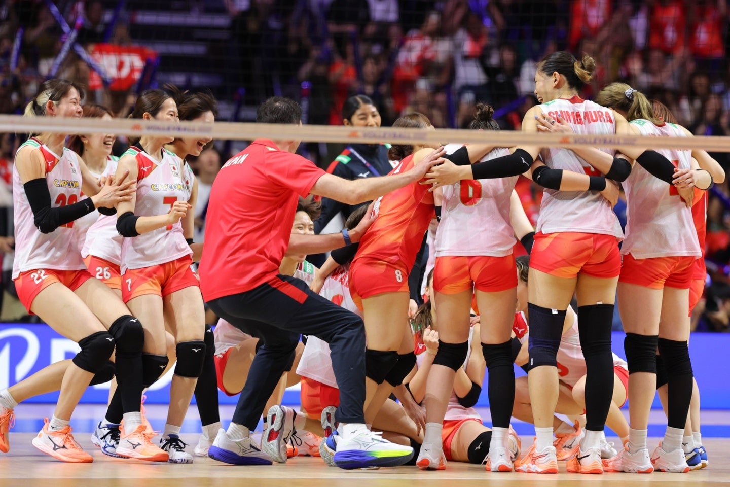 日本の逆転勝利の瞬間、指揮官とチームメイトはコートに駆け寄った。写真：梅月智史（THE DIGEST写真部）