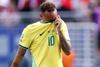 ノルウェーに敗れ涙をぬぐうブラジルのネイマール。(C)Getty Images