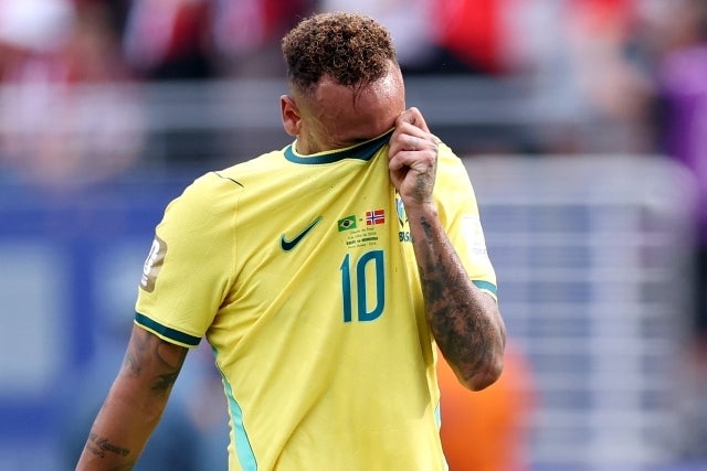 ノルウェーに敗れ涙をぬぐうブラジルのネイマール。(C)Getty Images