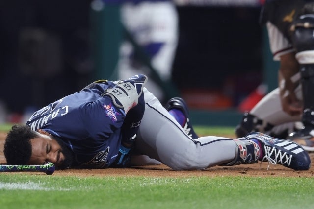 オールスター戦の３回に死球を受けて倒れ込んだレイズのカミネロ。(C)Getty Images
