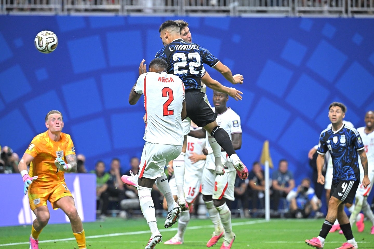 １-１で迎えた後半ATの90＋２分。途中出場のラウタロ（22番）が値千金の決勝ゴールを決めた。写真：金子拓弥（THE DIGEST写真部／JMPA代表撮影）