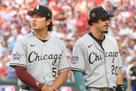 バルガス（右）に“日本流”の挨拶を教えた村上（左）。(C) Getty Images