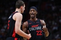 バトラー三世(右)の“らしい”エピソードをヨビッチ(左)が明かした。(C)Getty Images