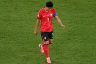 北中米W杯でGS敗退に終わった韓国代表。主将を務めたソン・フンミンはうつむいてピッチを去った。(C)Getty Images