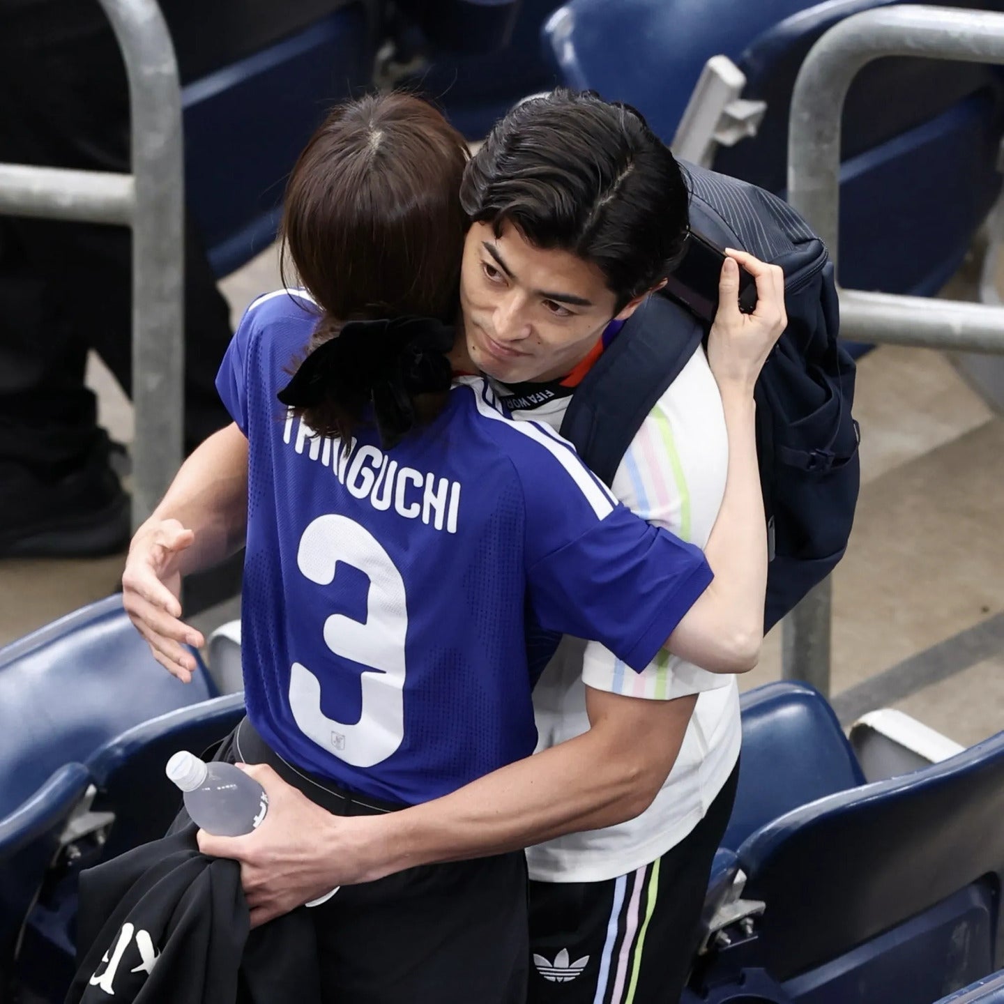 日本代表DFの谷口彰悟と妻・泉里香さんとのハグショット。写真：産経新聞社