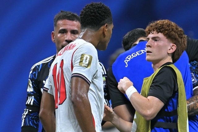 北中米W杯準決勝後、アルゼンチンのバルコ（右）に怒りをあらわにするイングランド10番のベリンガム（左）。写真：金子拓弥（THE DIGEST写真部／JMPA代表撮影）