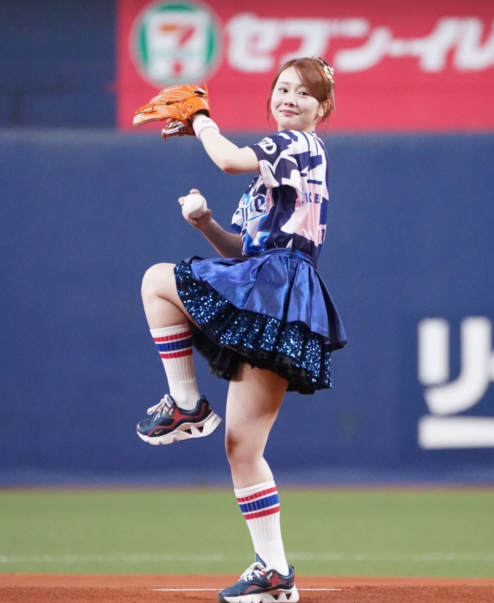 オリックス対日ハム戦で、SKE48のキャプテン松本慈子さんがセレモニアルピッチを務めた。写真：産経新聞社