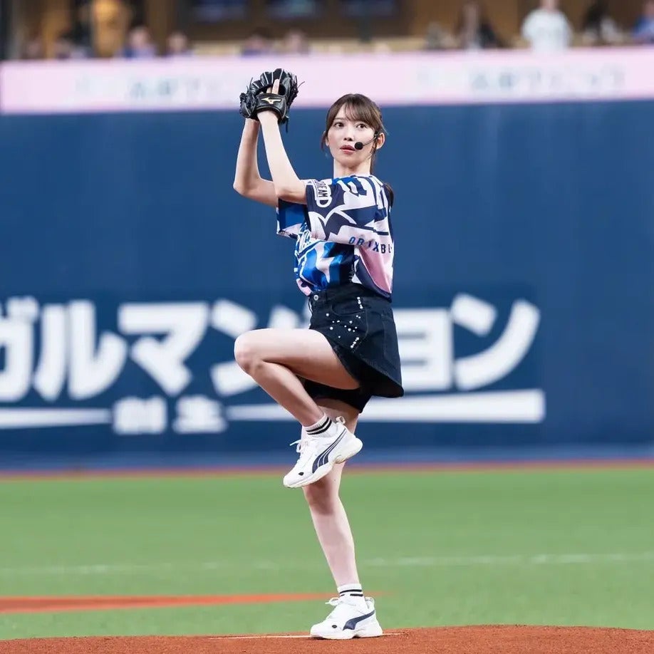 オリックス戦の始球式に登場した乃木坂46の黒見明香さん。写真：野口航志