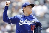 完投勝利を飾った山本。(C) Getty Images