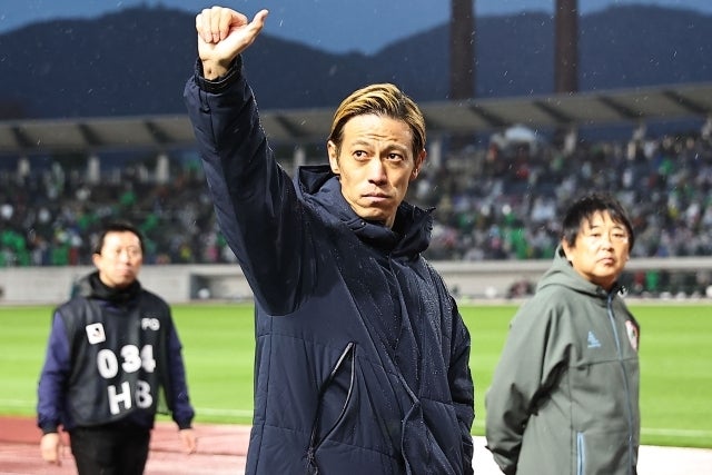 スペインに祝意を示した本田。写真：梅月智史（THE DIGEST写真部）