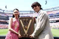 負傷離脱中のアルカラス（右）が、韓国の女優チョン・ホヨン（左）とともにW杯決勝の舞台へ。優勝トロフィーを披露する大役を担った。（C）Getty Images