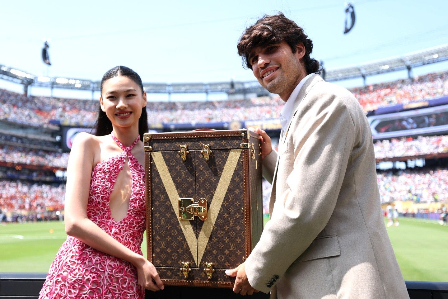 負傷離脱中のアルカラス（右）が、韓国の女優チョン・ホヨン（左）とともにW杯決勝の舞台へ。優勝トロフィーを披露する大役を担った。（C）Getty Images