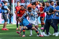 ガビと言い合いになり、押し倒したアルゼンチンのパレデス。試合後に退場処分を命じられた。(C)Getty Images