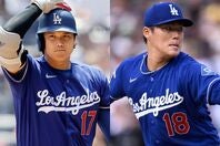 ドジャースの大谷翔平がメジャー初完投と２年連続２桁勝利を挙げた山本由伸を祝福したシーンが話題となっている。(C) Getty Images