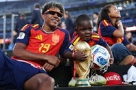 W杯を優勝したスペインの19歳ヤマル（左）。弟のケインくんのやんちゃな姿が話題になっている。(C)Getty Images