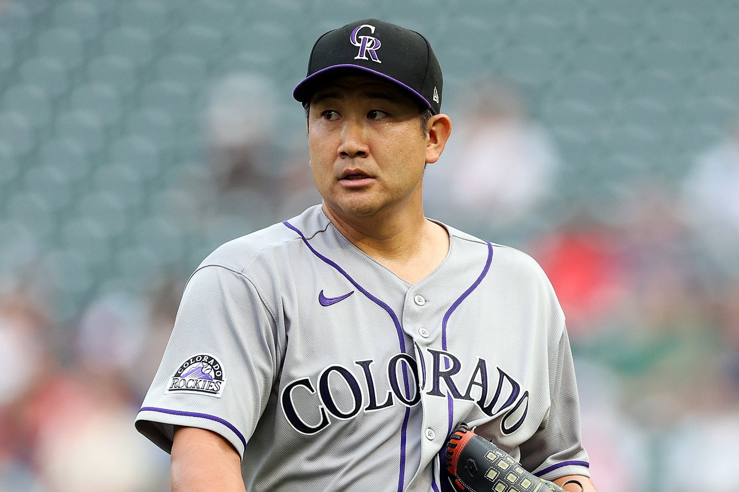 ロッキーズの菅野智之が公開した巨人時代のチームメイト２人とのスリーショットに注目が集まっている。(C) Getty Images
