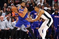 タウンズ(左)がウェンバンヤマ(右)とのマッチアップを振り返った。(C)Getty Images