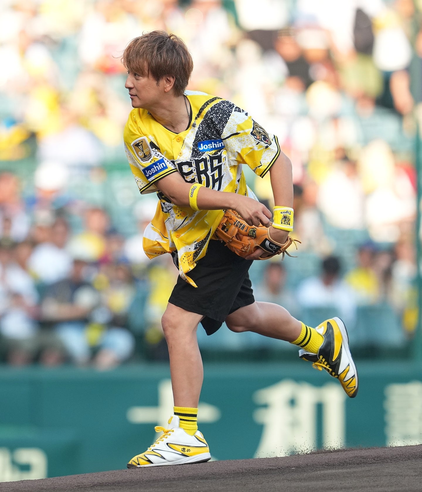 始球式で見事な投球を見せたタレントの上地雄輔さん。写真：産経新聞社