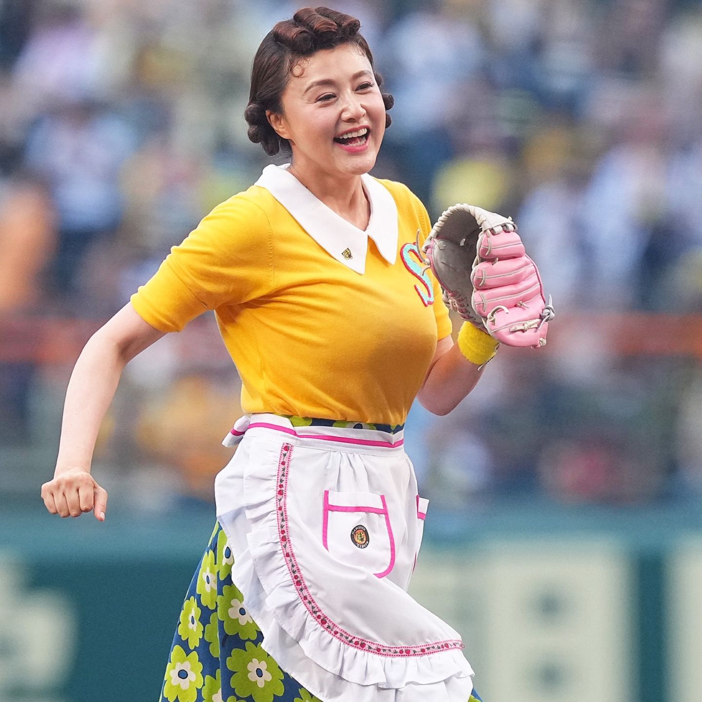 昨年夏は「サザエさん」（画像）で甲子園を沸かせた藤原紀香さん。１年越しに今度は「キャッツアイ」でノーバウンド投球を完遂させた。写真：産経新聞社