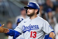 ドジャースのマンシーが19号２ランを放った。(C) Getty Images