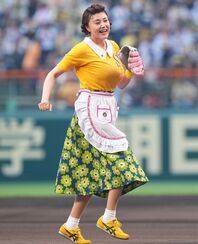 １年前の「サザエさん」（写真）から今回は「キャッツアイ」でマウンドに立った藤原紀香さん。かつての“野球少女”が輝きを放った。写真：産経新聞社