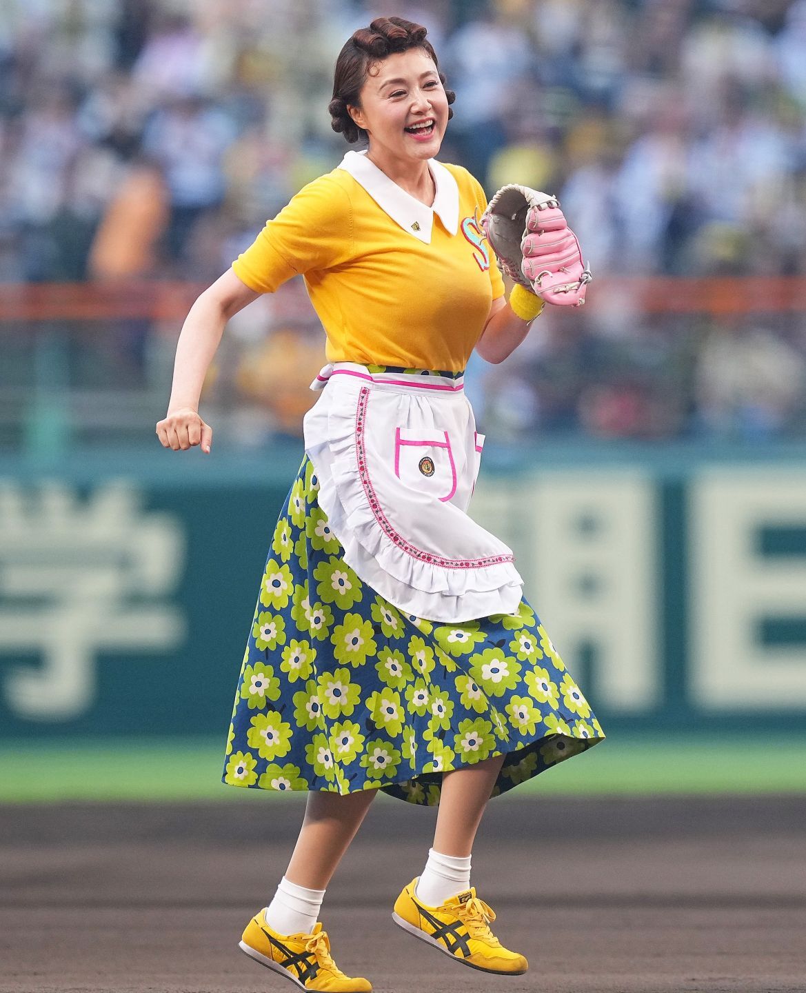 １年前の「サザエさん」（写真）から今回は「キャッツアイ」でマウンドに立った藤原紀香さん。かつての“野球少女”が輝きを放った。写真：産経新聞社