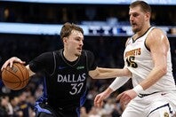 10年前のオールルーキー１stチームのヨキッチ(右)と昨季新人王のフラッグ(左)。(C)Getty Images