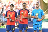 スペインからはFIFAベスト11に３名が選ばれ、MVPのロドリ（中央）は選出されたものの、最優秀若手プレーヤー賞のクバルシ（左）とゴールデングローブ賞に輝いたウナイ・シモンは選出されなかった。写真：金子拓弥（サッカーダイジェスト写真部／JMPA代表撮影）