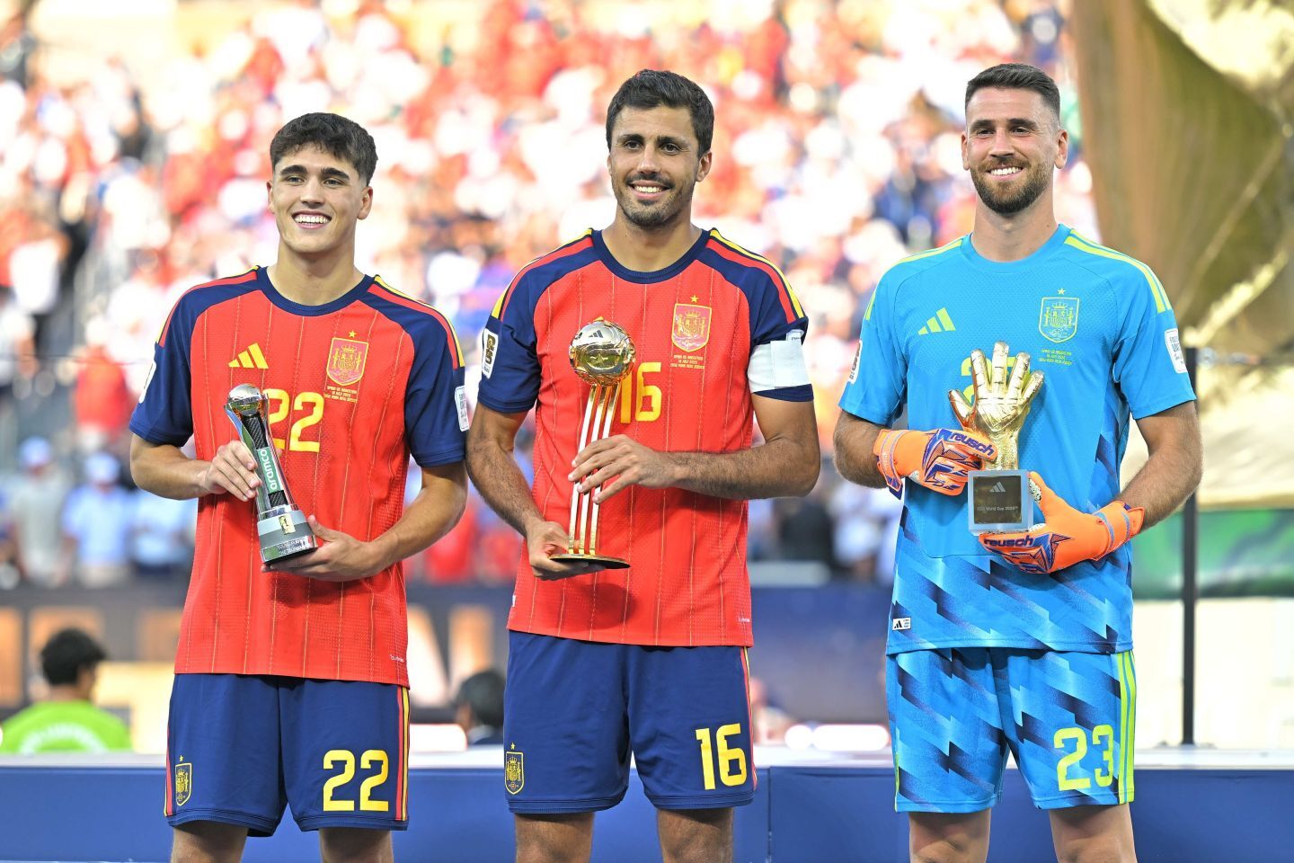 スペインからはFIFAベスト11に３名が選ばれ、MVPのロドリ（中央）は選出されたものの、最優秀若手プレーヤー賞のクバルシ（左）とゴールデングローブ賞に輝いたウナイ・シモンは選出されなかった。写真：金子拓弥（サッカーダイジェスト写真部／JMPA代表撮影）