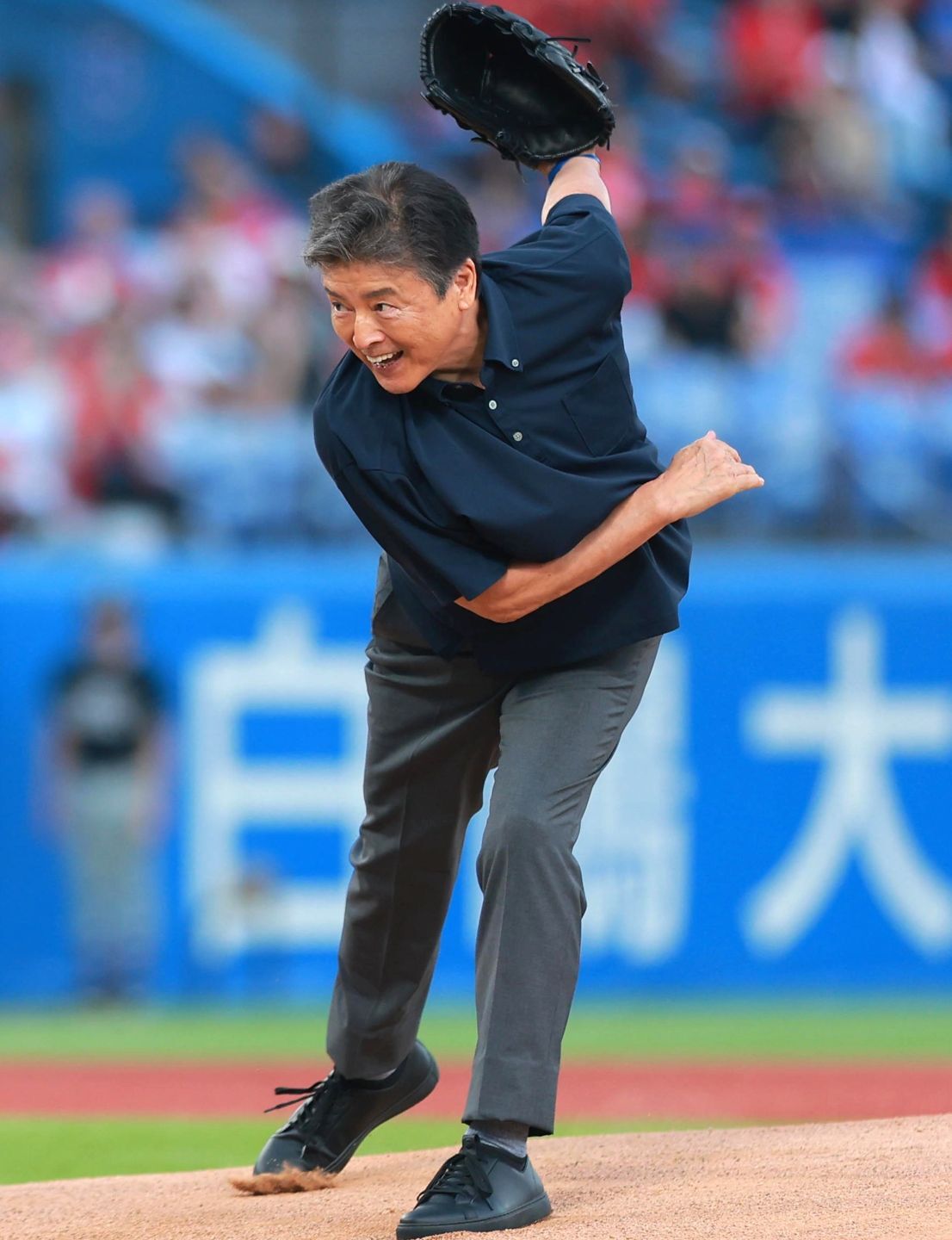 ３年ぶりの投球に臨んだ三浦友和さん。まさかの結果にがっくりも「届いて良かった」とホッとした様子だった。写真：産経新聞社